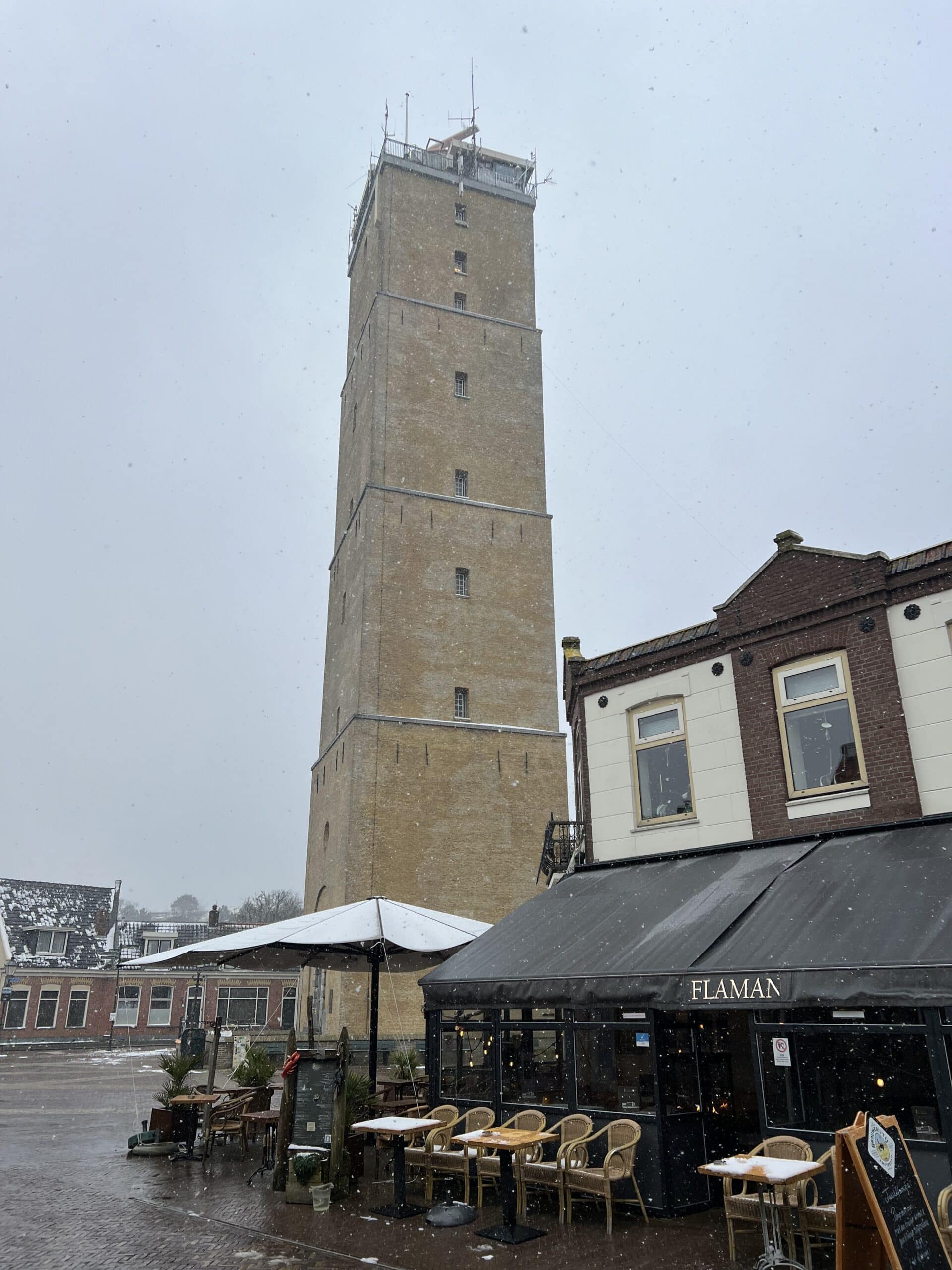 Korenwolfuur van Terschelling met uitzicht op de historische vuurtoren.
