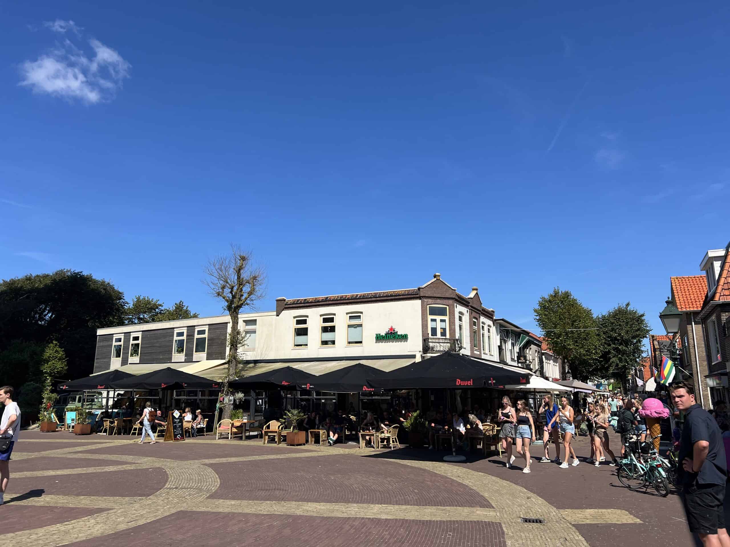 Terras Flaman op West Terschelling op een zonnige dag