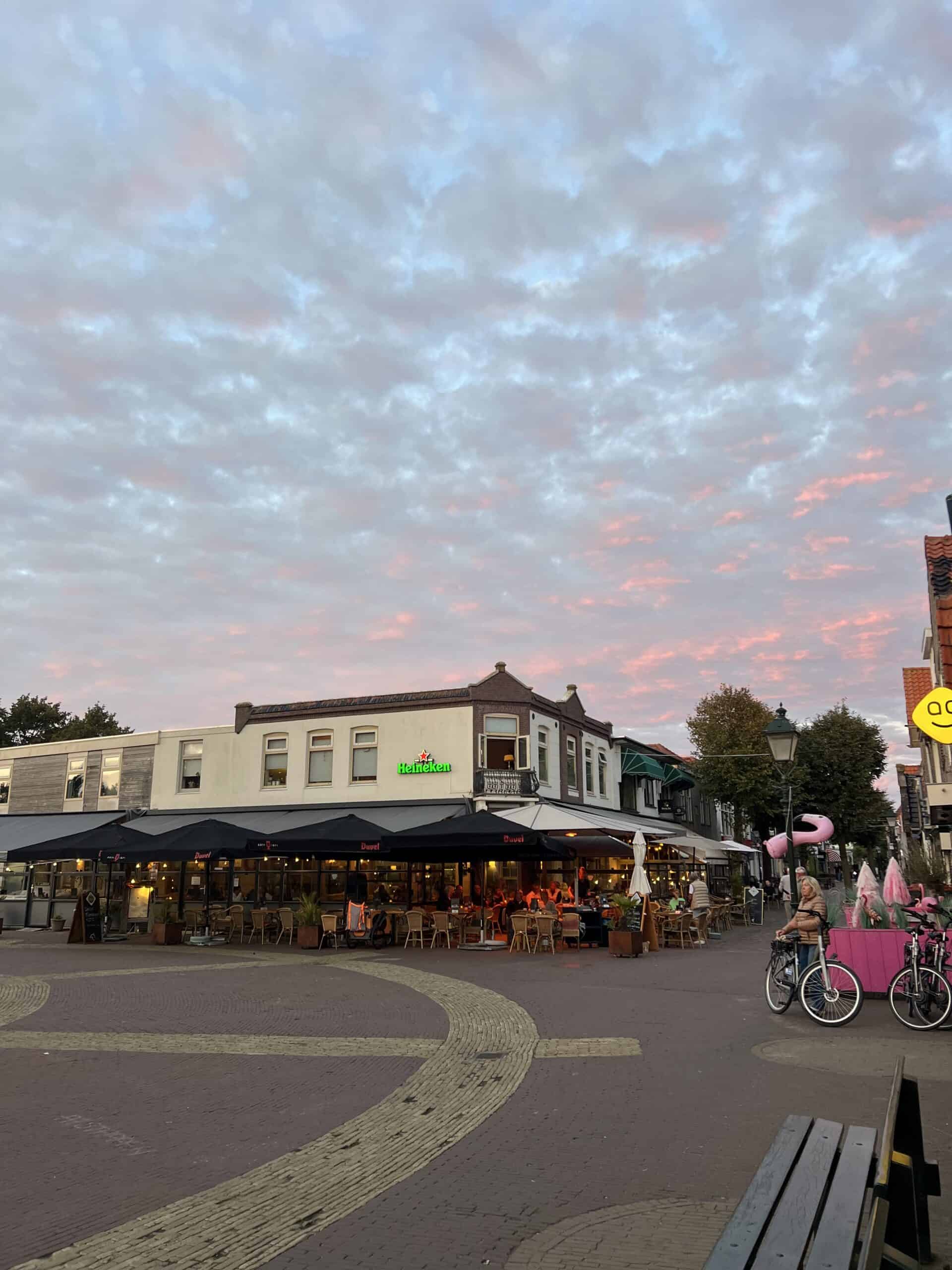 Heineken-lichtbord op gevel van het terras van Flaman op het Brandarisplein in Terschelling.