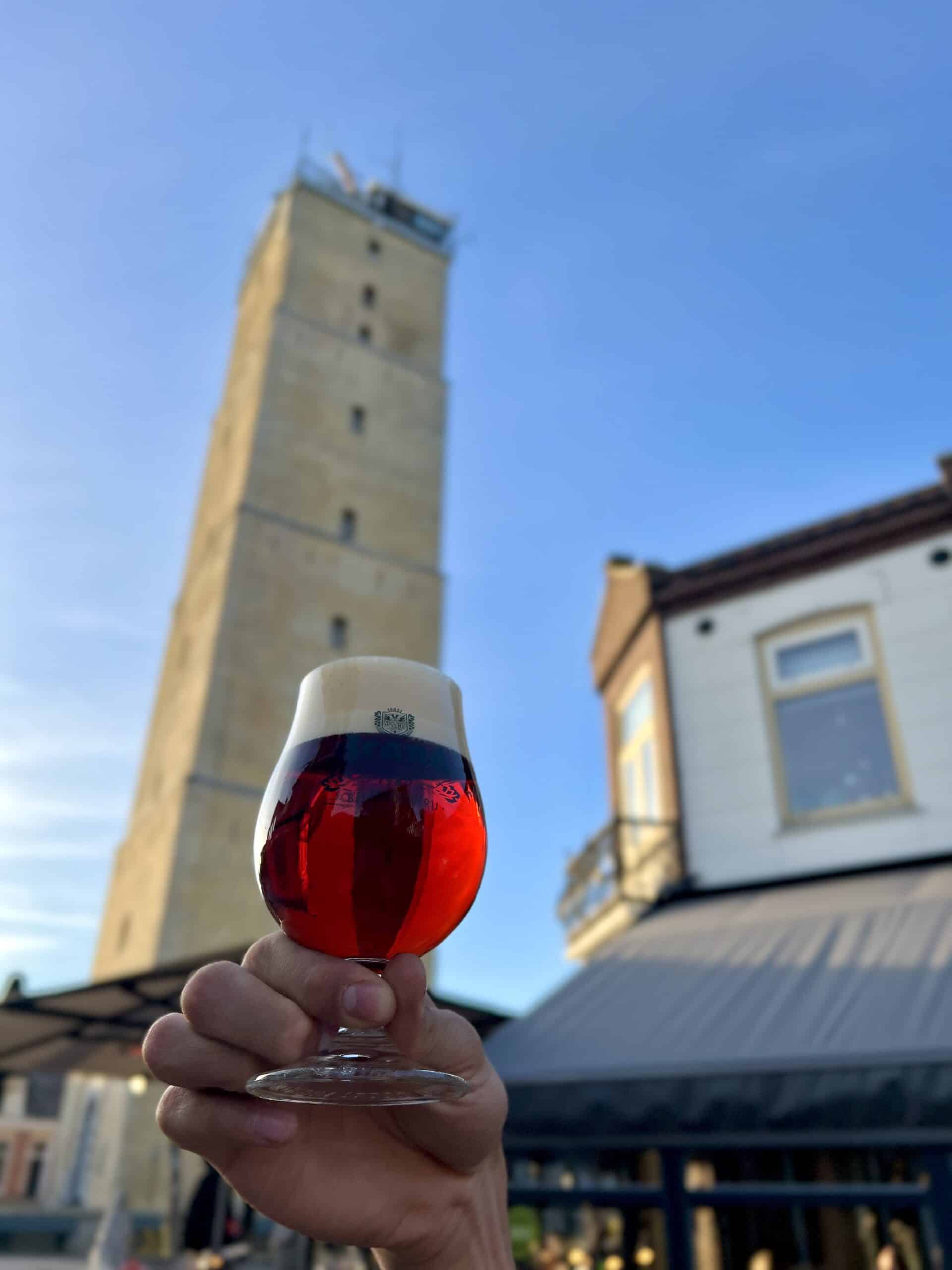 Brand bier geserveerd op het terras van Flaman onder de Brandaris