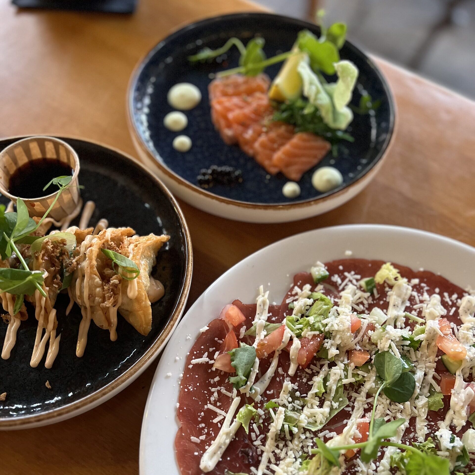 Gastronomische presentatie met verse salades en warme gerechten bij Flaman Terschelling.